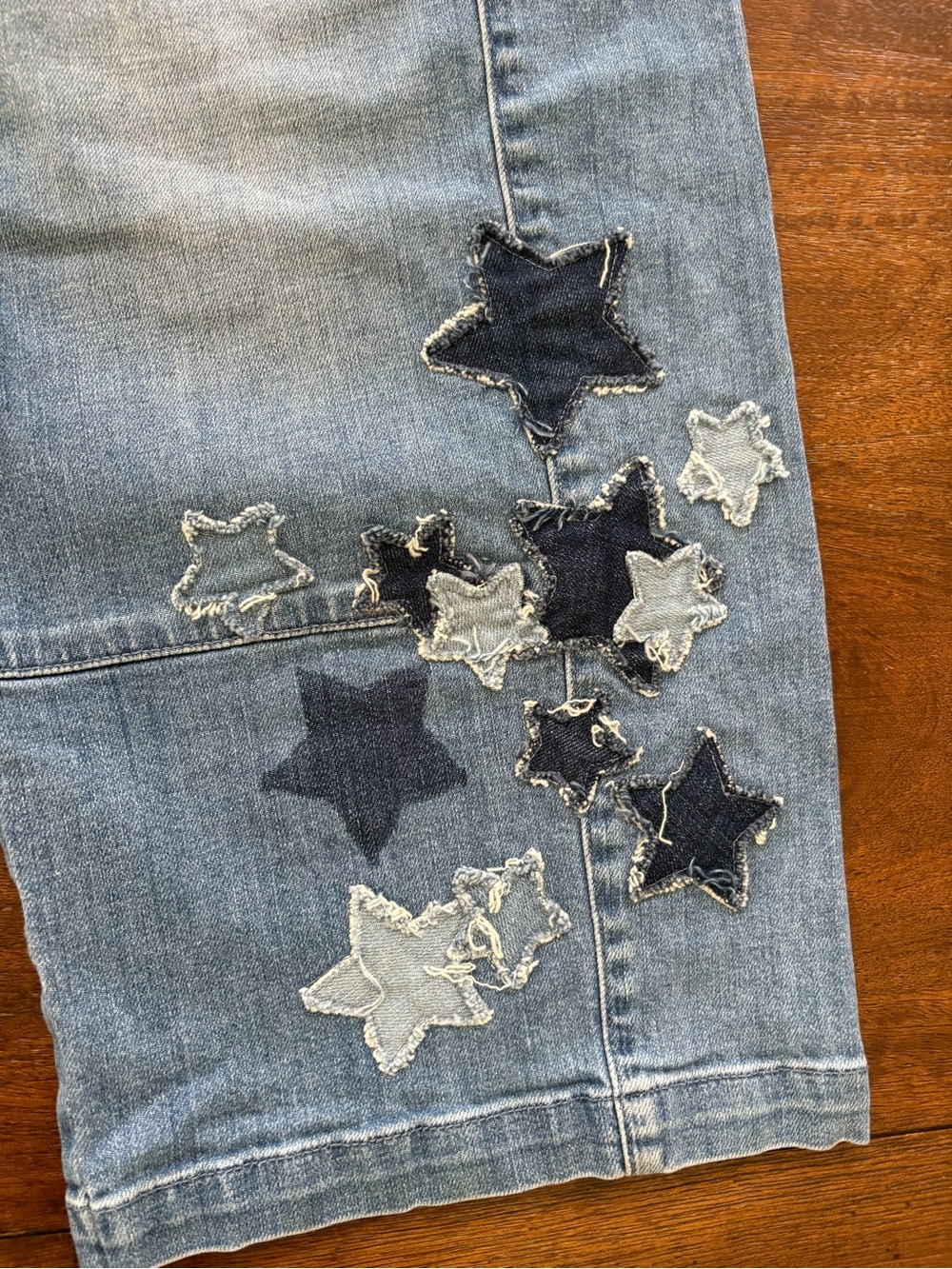 Pilcro Anthropologie Izzie Relaxed Pull On Frayed Stars Patch Barrel Jeans Small - Picture 5 of 13